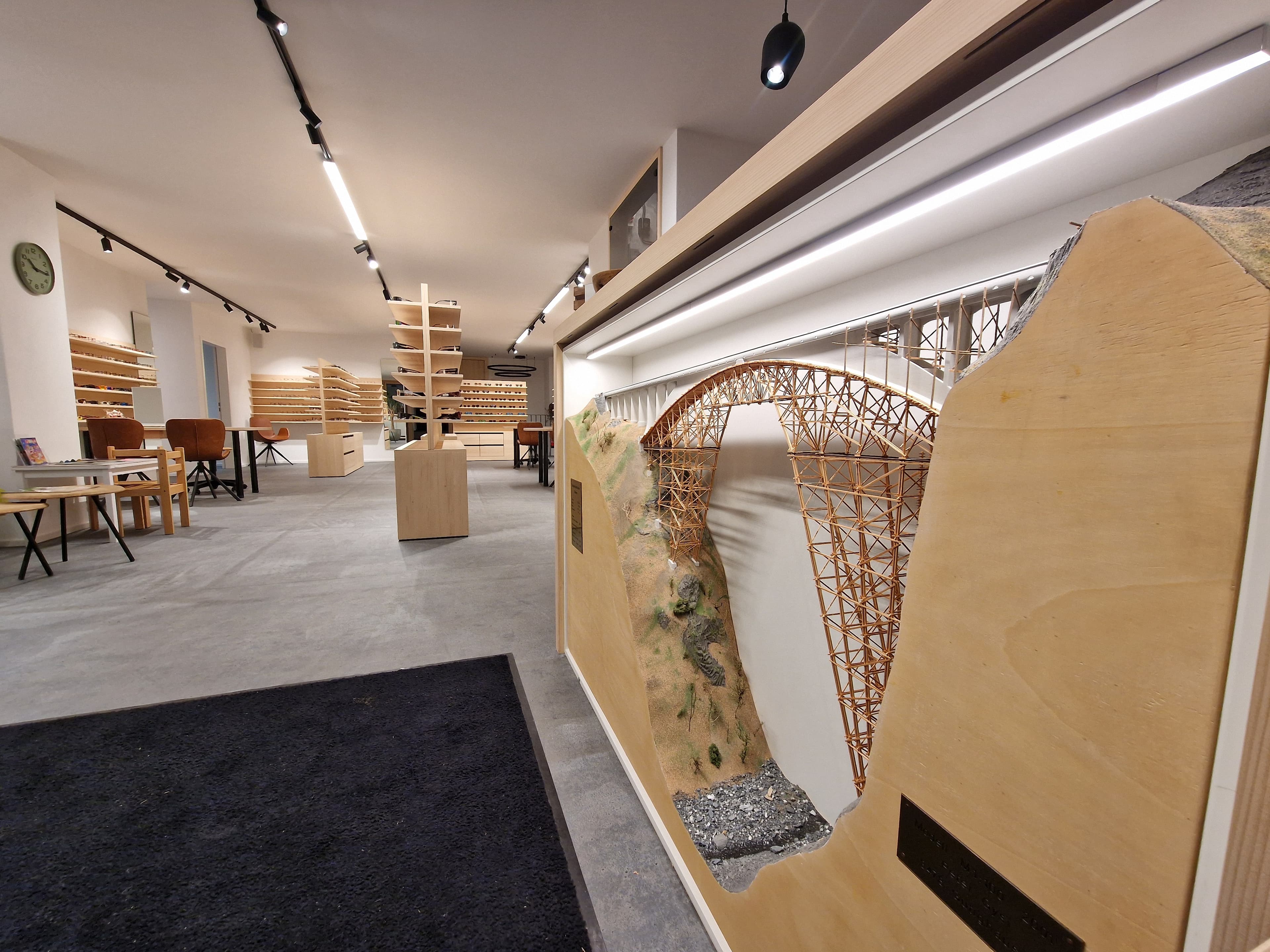 Salgina-Brücke als Detail im Geschäft